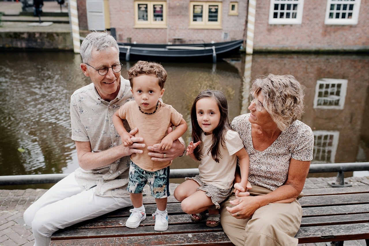fotoshoot voor oma en opa in de Oude Stad van Alkmaar